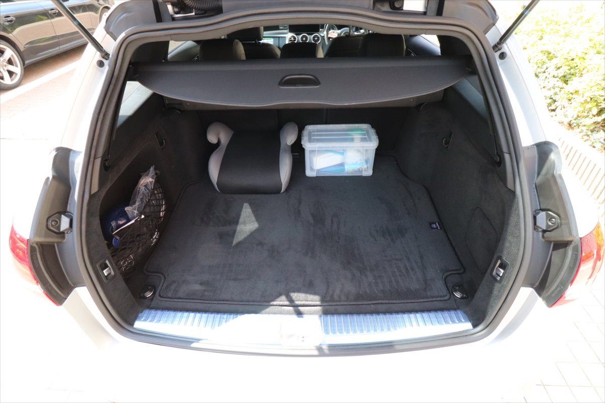 5名乗車時でもこれだけの空間を持つ荷室