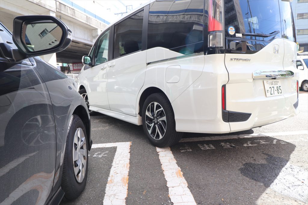 後輪が隣のクルマの角を過ぎればぶつからない