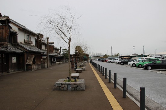 PAであることを忘れてしまう佇まいだが、ご覧の通り駐車場は目の前