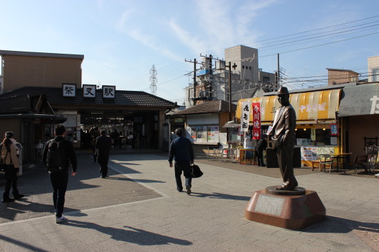 柴又駅では寅さん像がお出迎え