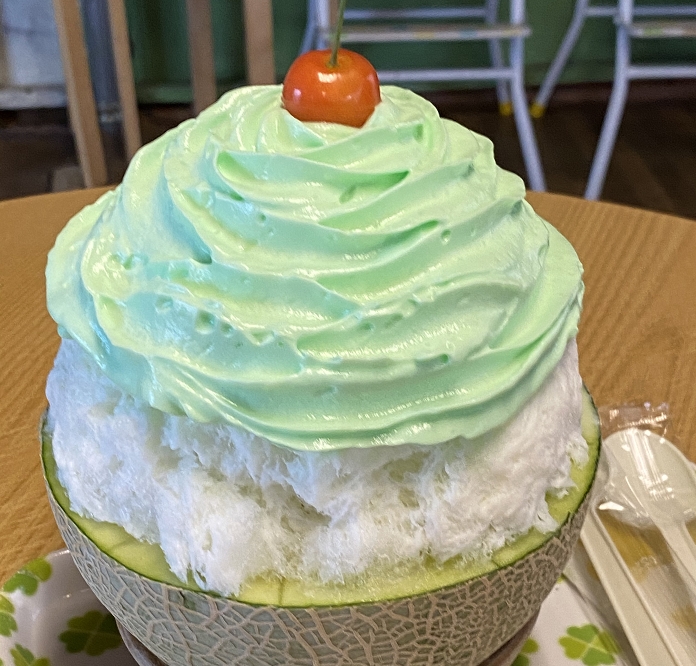 添えられたサクランボは大粒の佐藤錦。シロップに負けないくらい甘く、上品な味わい