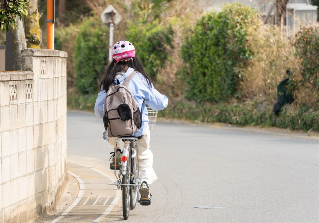 このような見通しの悪いカーブでは対向車が見えないので、追い越さずに待とう
