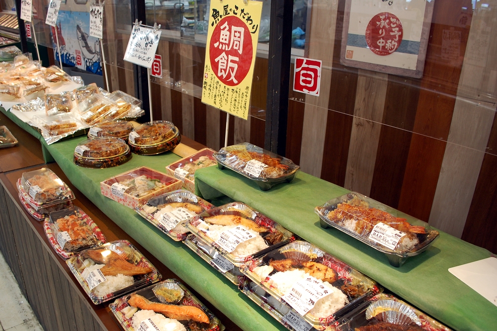 お弁当はもちろん、魚を使ったボリュームたっぷりの惣菜もある