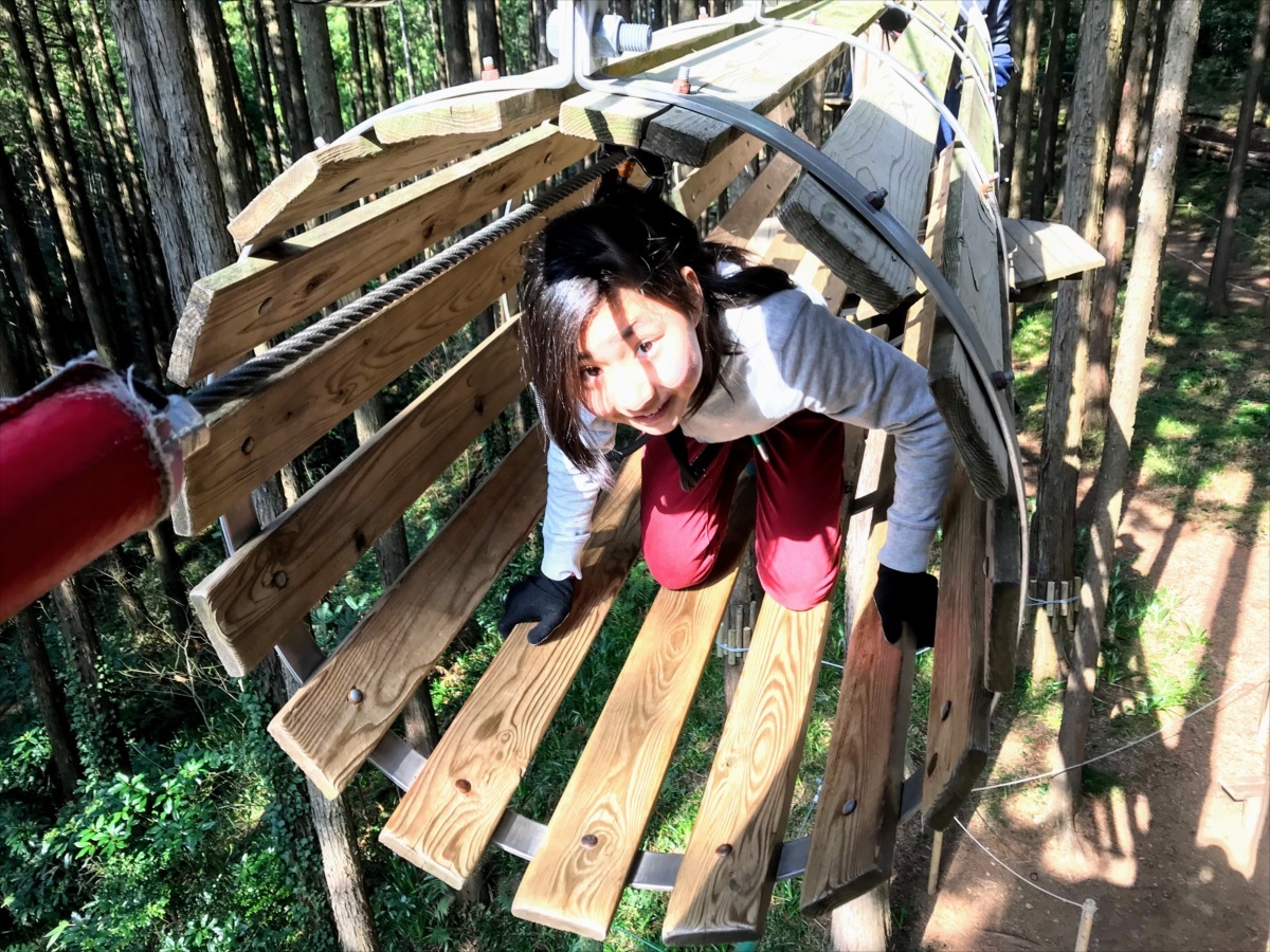 揺れる筒の中をハイハイで進んでいく