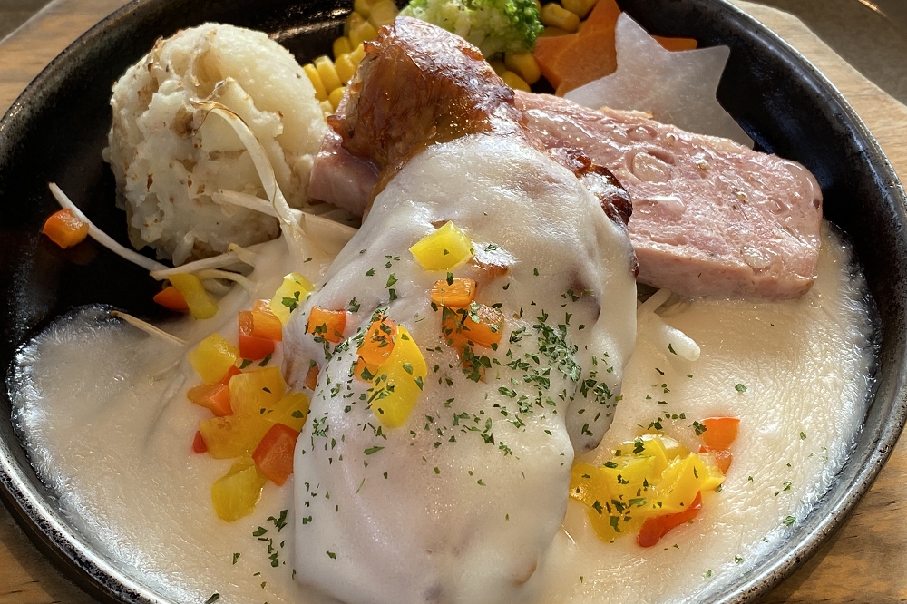 「骨付きチキンと自家製ボローニャのホワイトソース(ライス・スープ付き)」は1,750円(税込み)
