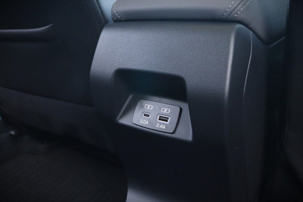 後席の乗員のためにもUSB type-C/Type-Aジャックが用意されている