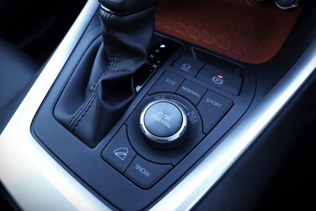 RAV4は、ECO／NORMAL／SPORT／SNOWのほか、ダイヤルでオフロード用のモードを切り替える