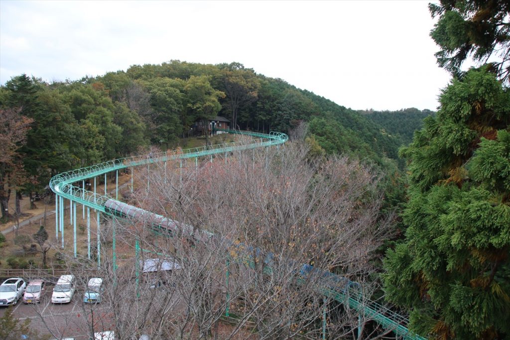 山の中腹から、展望台の下まで自然を満喫できる滑り台