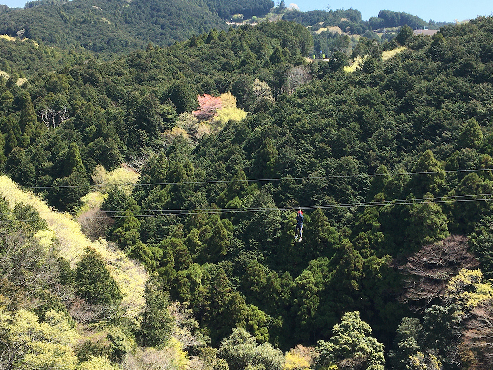  つり橋から見える「ロングジップスライド」。見ているだけで手に汗にぎる光景 