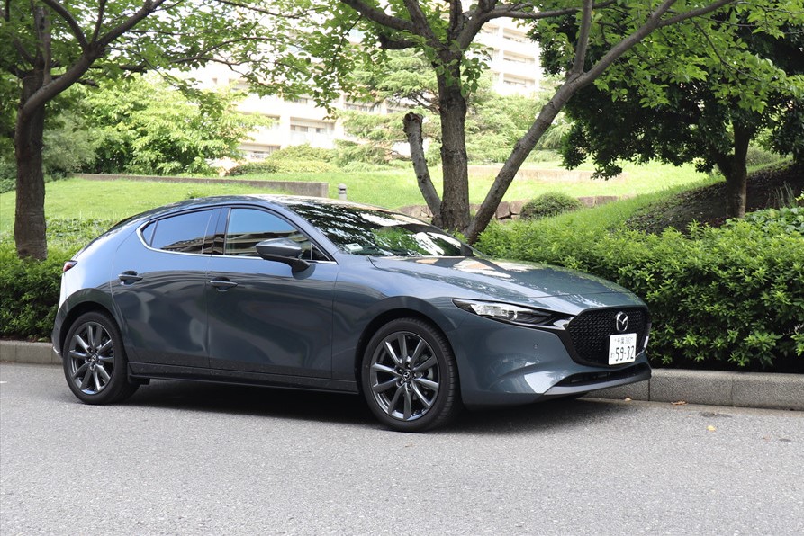 マツダ「MAZDA3 FASTBACK」
