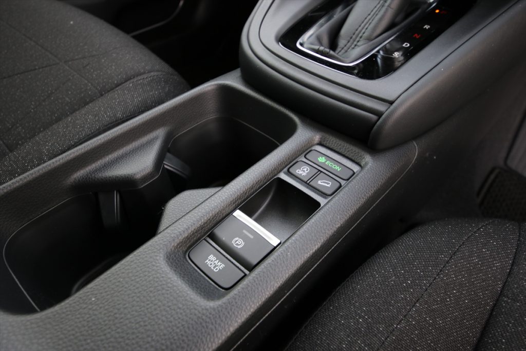 パーキングブレーキは電動式。シフトレバー後方のスイッチで操作する。渋滞時などにブレーキを保持してくれるホールド機能も搭載