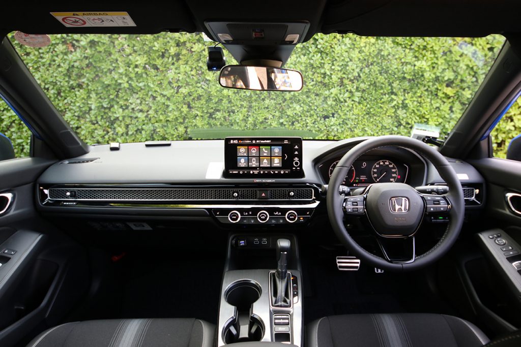 水平に広がるインストルメントパネルは車両感覚のつかみやすさにもつながり、運転に集中できる