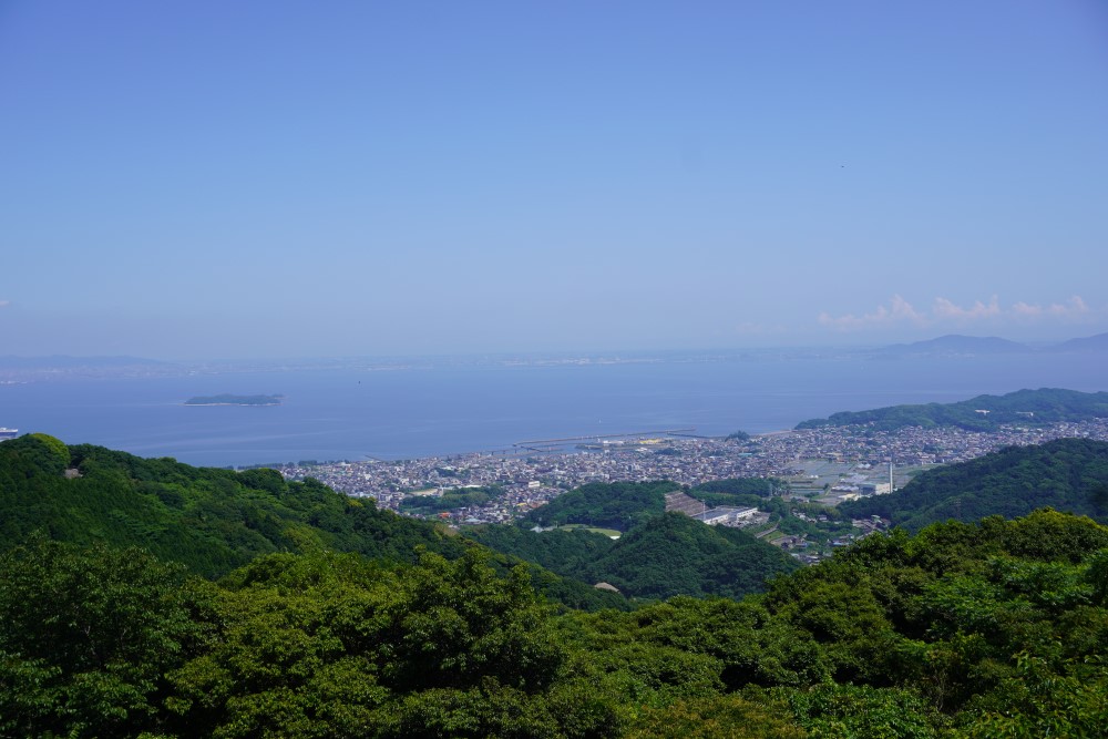 山頂駐車場・展望台から一望。眼下には三河湾や漁港の景色が広がる