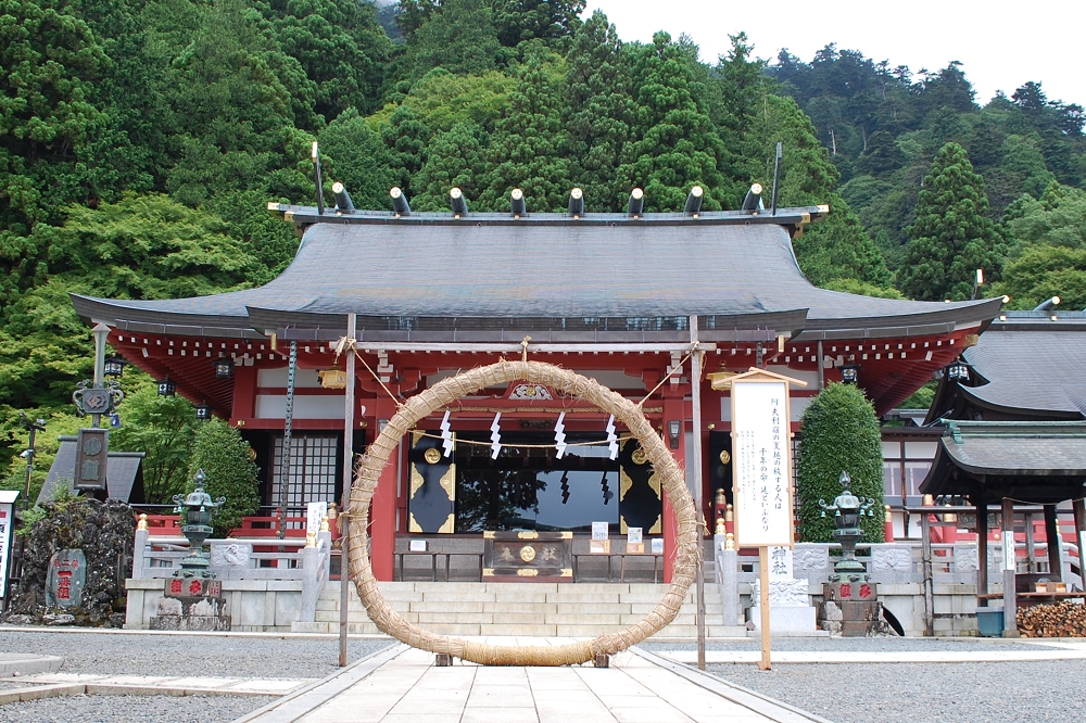 取材日には茅の輪が施されていた。無病息災を祈りながらくぐってみた