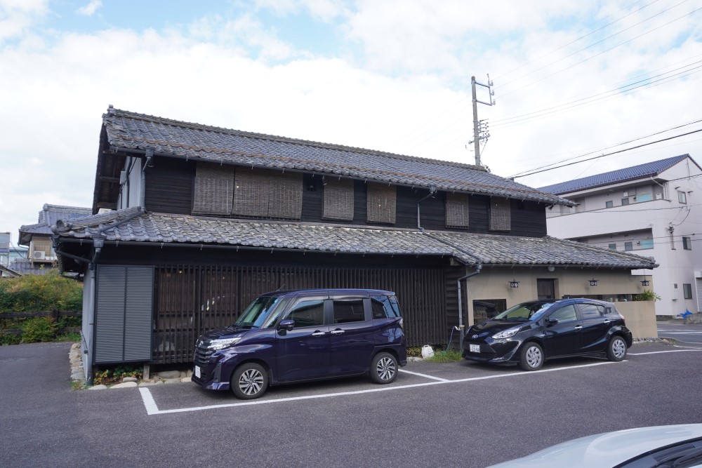 古民家をリノベーションしたお店、店の前に駐車場も