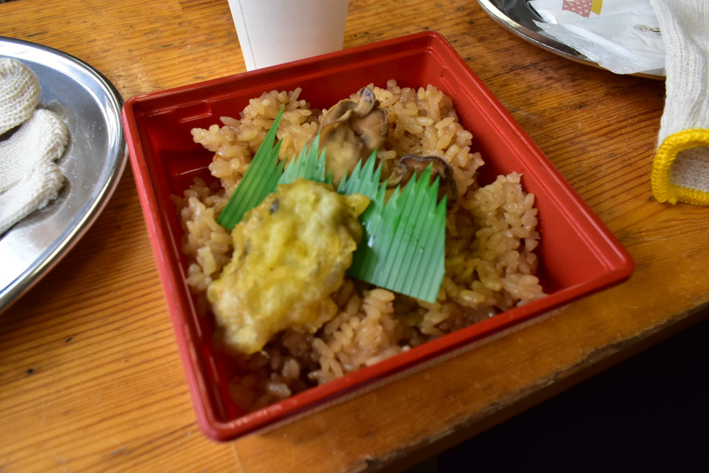 取材日、最後の一個だった貴重な「かきご飯」。かき天ぷら付きで500円(税込み)