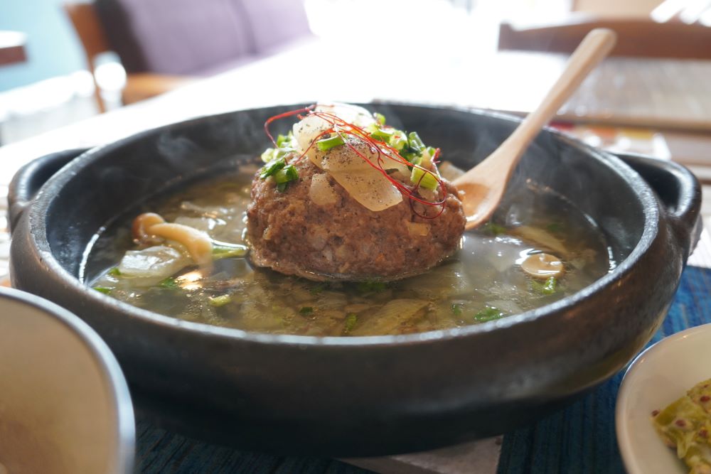 あつあつの陶板で提供される「ハンバーグランチ」1,580円(税込み)