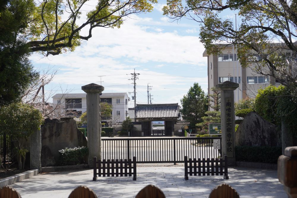 境内から山門と総門(現在は大樹寺小学校の南門)を通して、真ん中に岡崎城が見える