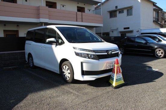 クルマを駐車したらカラーコーンを置いておこう