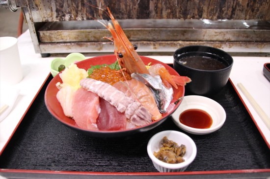 こちらは「活き活き海鮮丼」。ここにも大きなエビが!