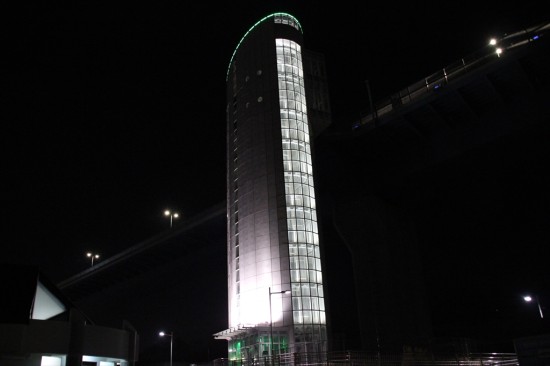東京ゲートブリッジの上にあがるためのエレベーター
