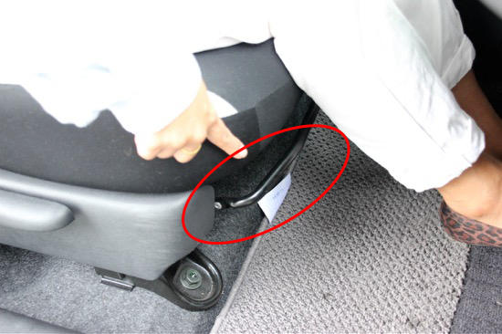 シートの座面下にあるレバーで前後を調整