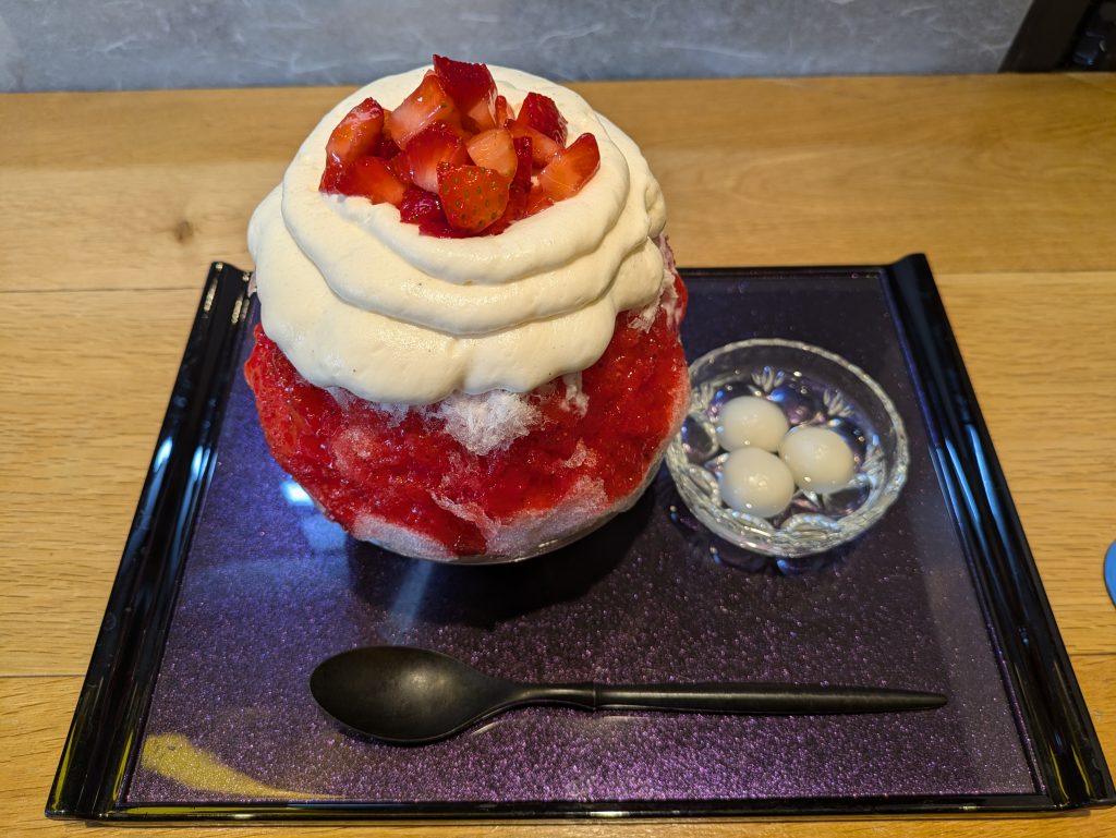 「生いちごみるく」1,700円(税込み)、「白玉(3つ)」150円(税込み)。白玉は別添えでオーダーしたが、かき氷に載せてもらうこともできる