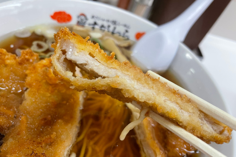 醤油スープとカリカリの衣のカツの相性が抜群