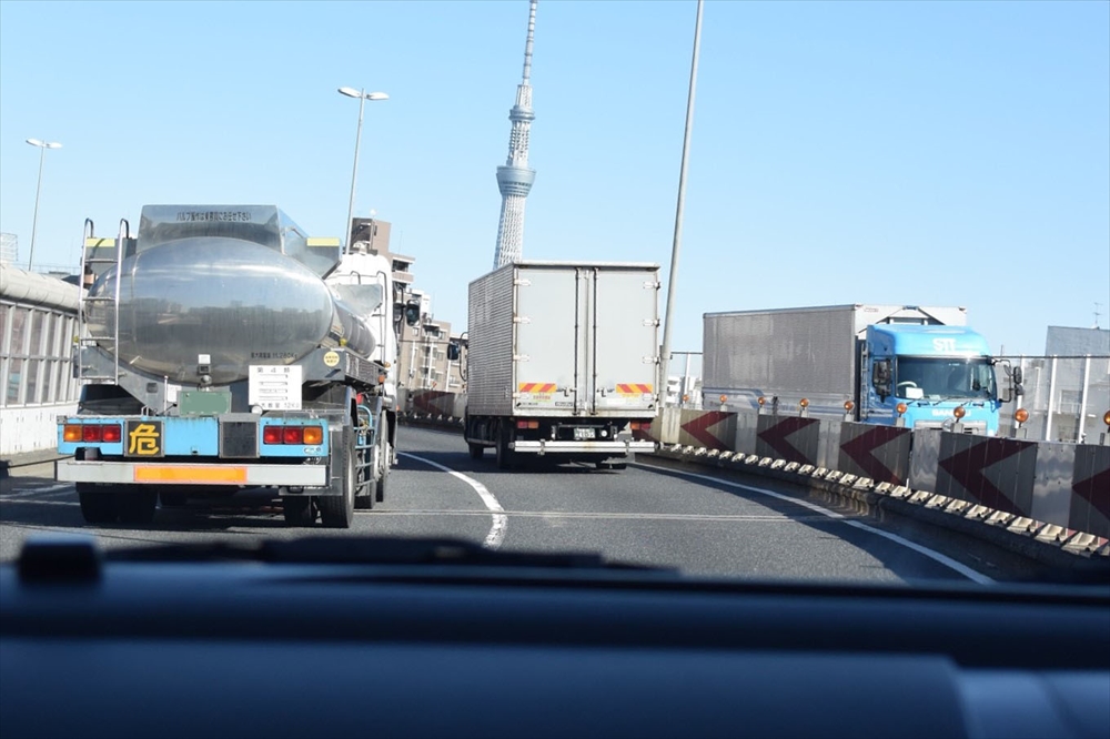 カーブを曲がったらいきなり渋滞が......というのは結構怖いパターン