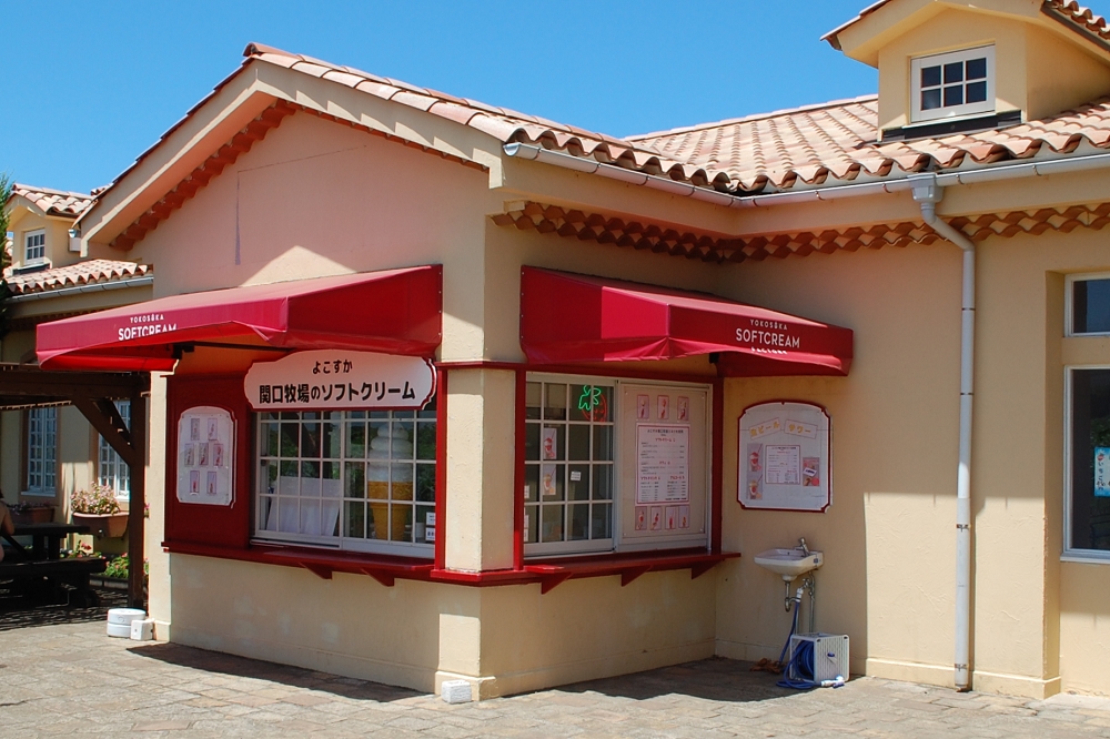 ソフトクリームファクトリーはメインゲートをくぐって右手側にある（画像は開店前）