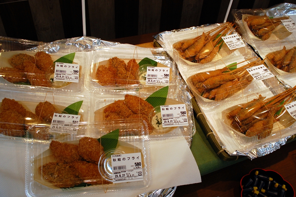 魚のフライはおいしいけれど、作るのに手間がかかるもの。総菜売り場は、ちょっとだけ揚げ物が食べたい時の強い味方