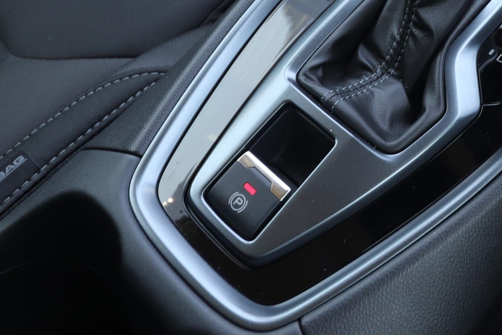  電動パーキングブレーキのスイッチはシフトレバー周辺に設置される（写真はレヴォーグ） 