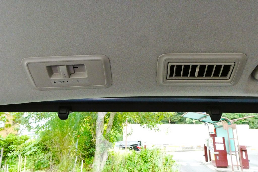  2列目シートの上部には空調のスイッチがあり、どの位置に乗っても自分好みの環境を整えられる 