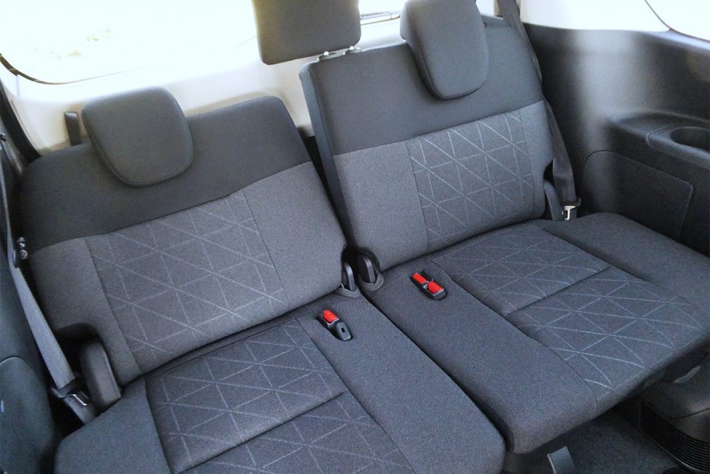 3列目シートも最大3名乗車が可能だが、中央席は補助席程度と考えておこう