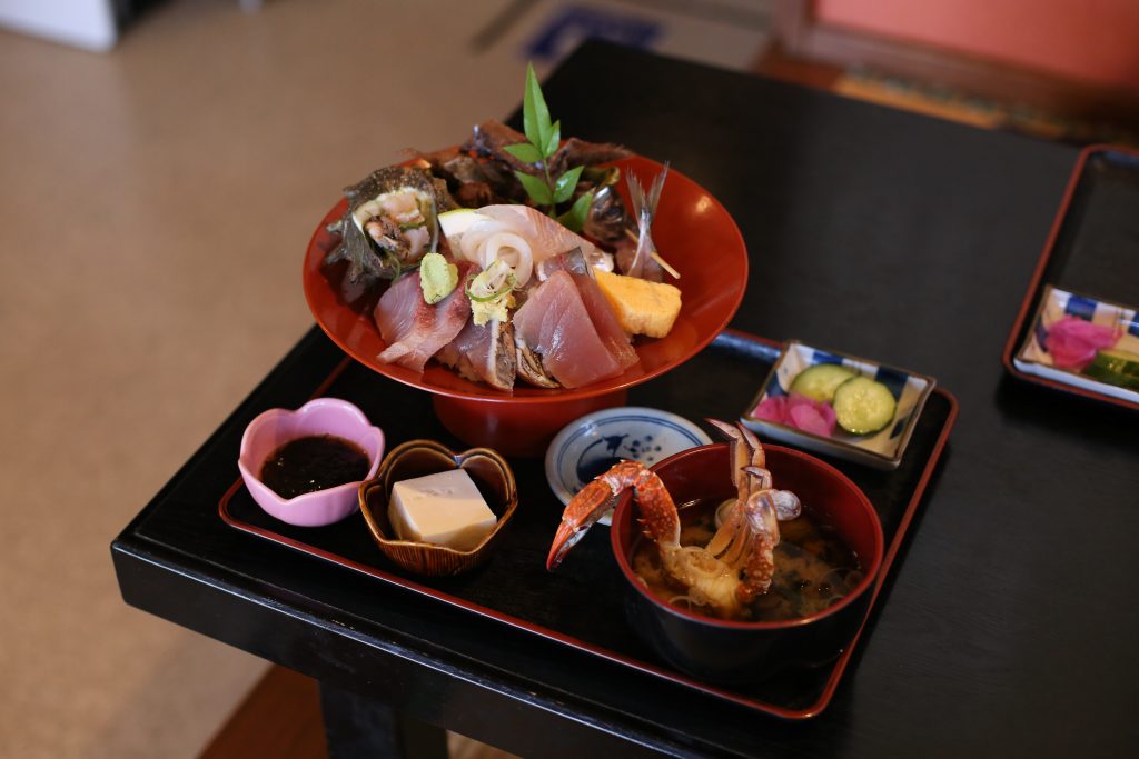 今回選んだのは国道128号線沿いにある老舗そば店「わか菜」。「おらが丼」は1,680円(税込み)。数量限定のようなので、土日は売り切れに注意