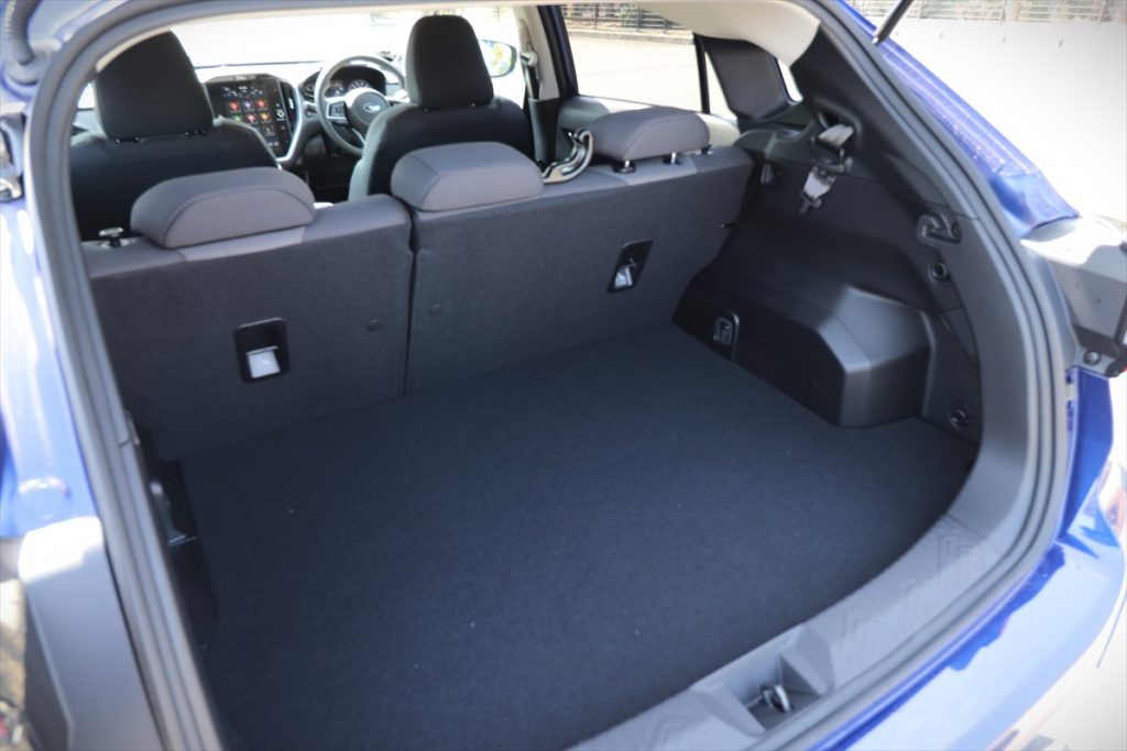5名乗車の荷室。「レヴォーグ」に比べれば小さいものの十分な広さがある