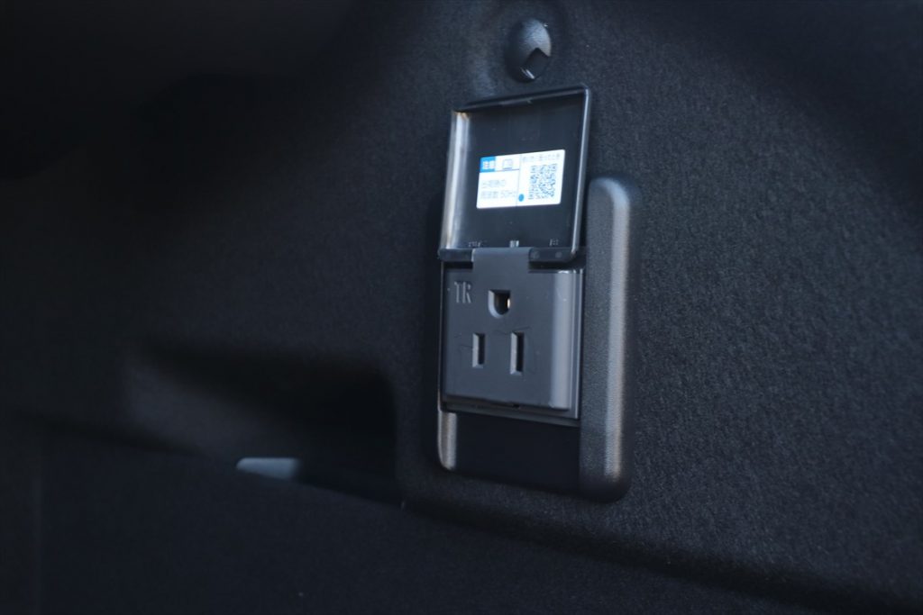 荷室には1500Wまでの家電が使えるアクセサリーコンセントが設置される