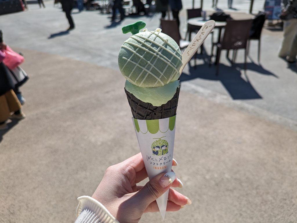 今回は「茨城メロンソフト」450円(税込み)を購入。上にのっているのはメロン味のもなか。ソフトクリームはメロンソフト