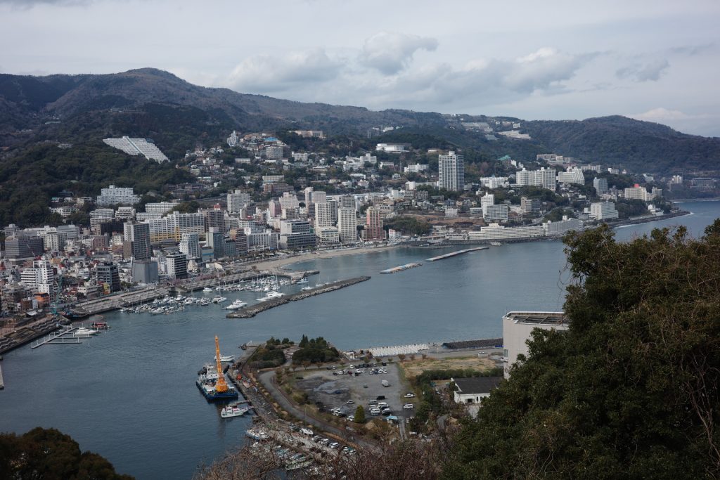 6階「天守閣展望台」から望む熱海市街地。熱海の山々と旅館・ホテル群が一望できる