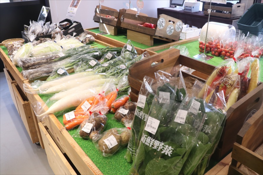 近隣農家から仕入れた製造者名入りの新鮮野菜なども販売されている