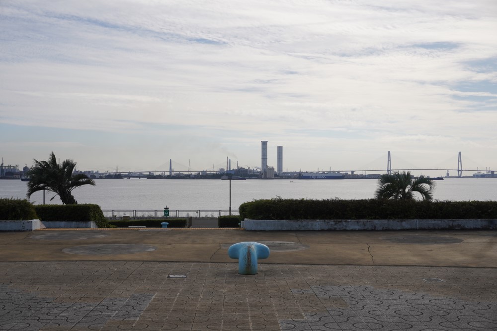 写真右奥に見えるのは、伊勢湾岸自動車道にかかる大きな橋「名港トリトン」