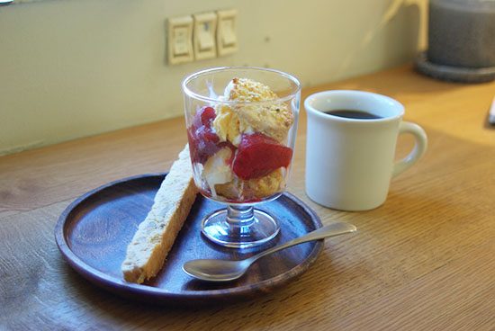 左：サクサクとした食感の「ブロンディースティック」　右：ビスケットとジェラートのスイーツ「ショートケーキ」
