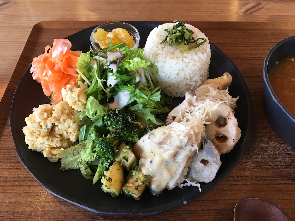 「ランチ定食（税込み1,300円）」。パンかご飯かを選び、色とりどりの惣菜は食材の味を生かしたやさしい味