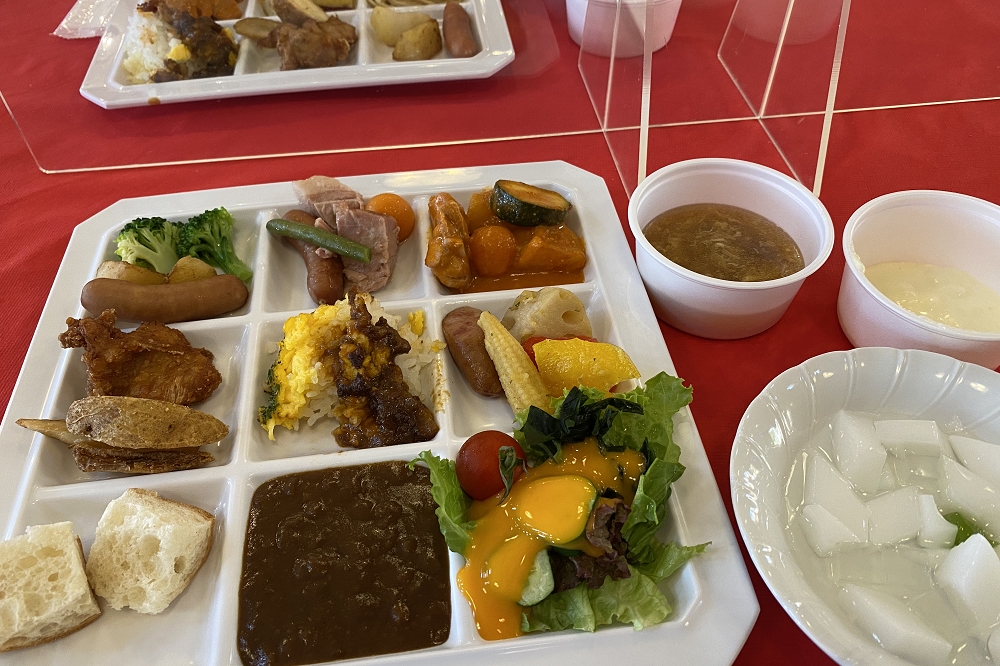 バイキングは（税込み1,200円）。食べ放題の時間は40分に設定されている