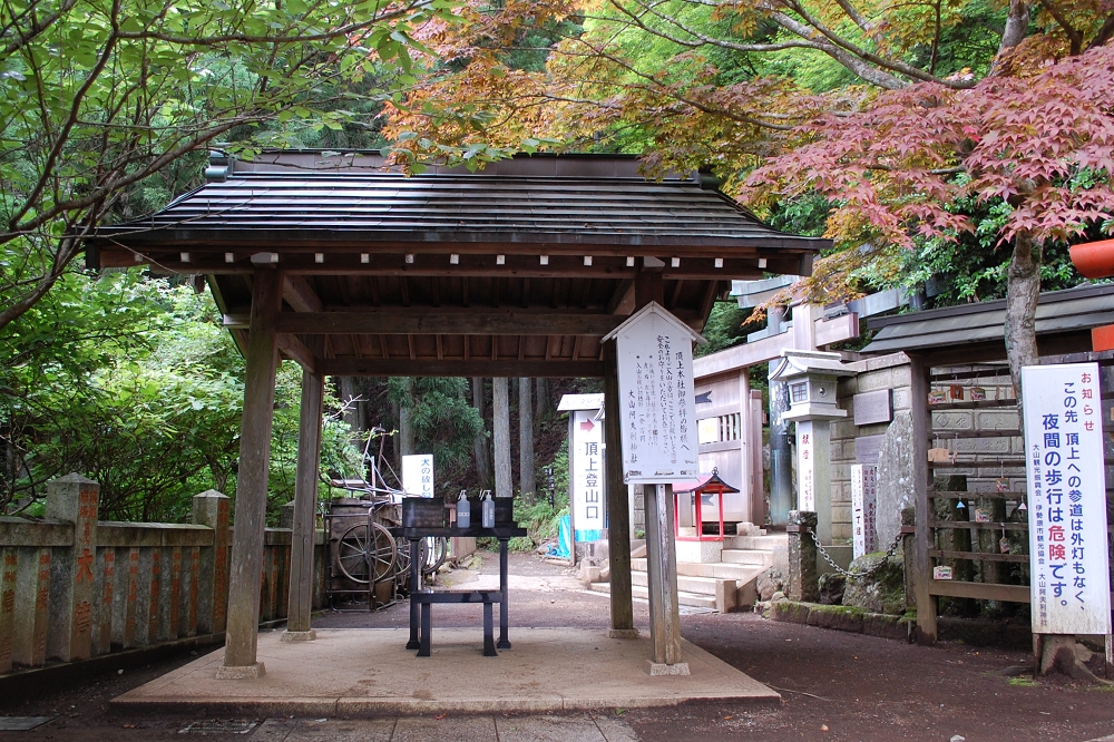 下社の裏手に、本社へと続く参道(登山道)がある。道は険しく、山歩き程度の格好と気持ちで向かうことはできません。本社に参拝するのなら、ちゃんと準備を整えてから挑むのがおすすめ