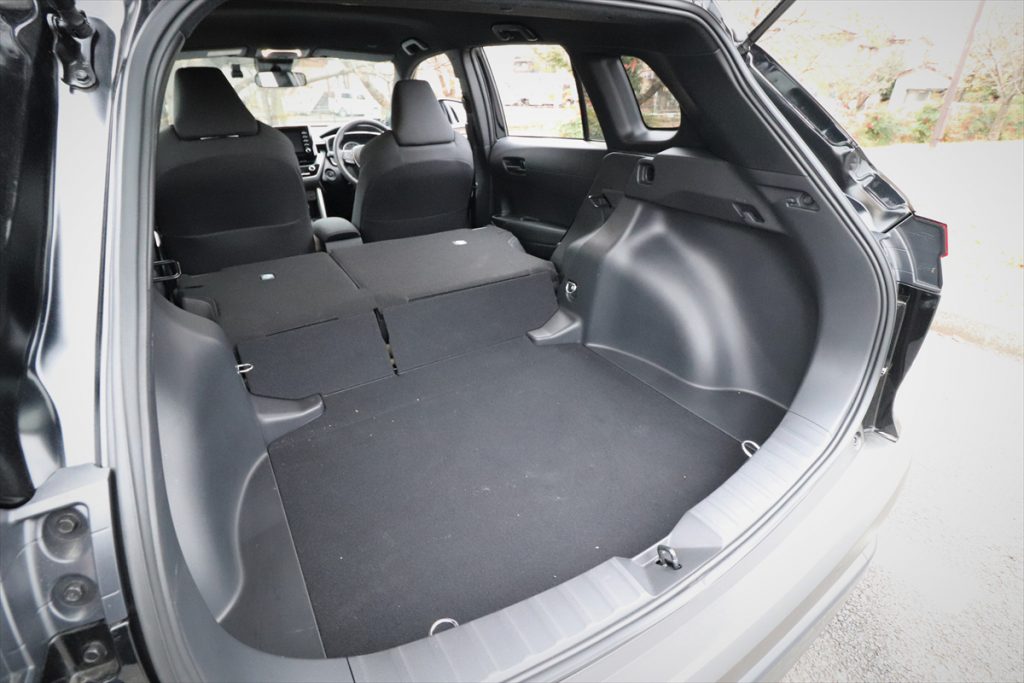 後席を左右とも倒した状態。車種によりシート部分と荷室床面に段差ができる