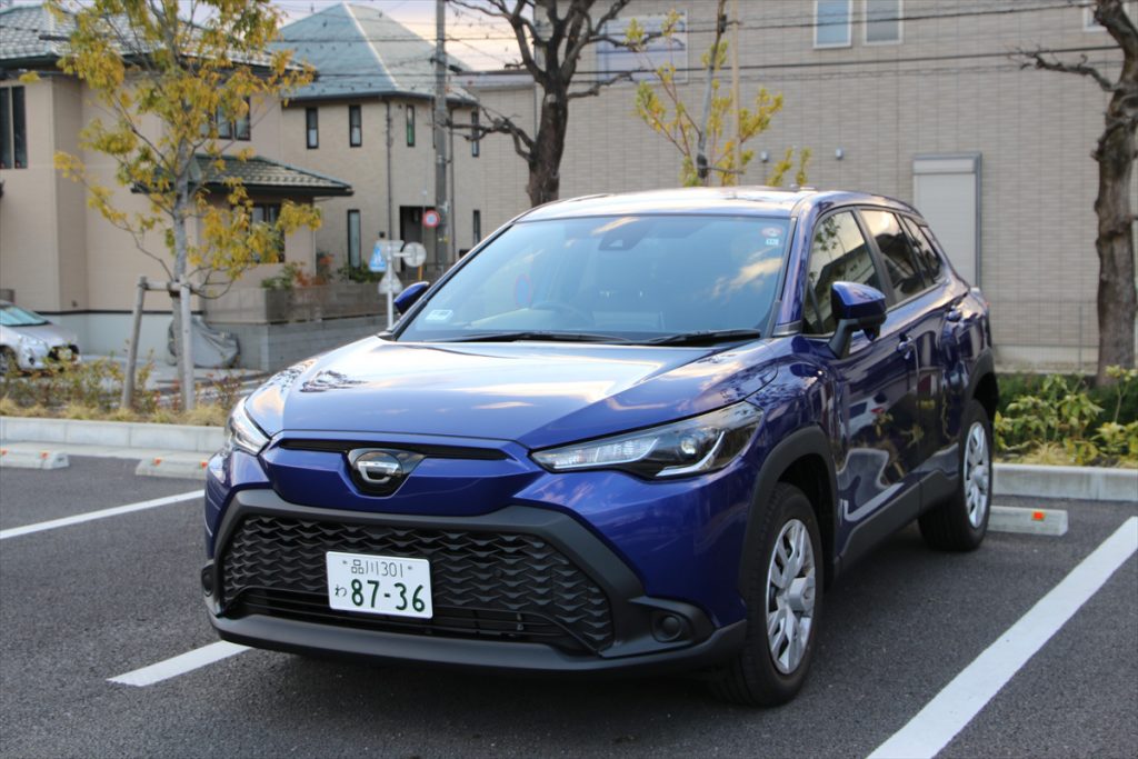 フロントウインドウに朝日が当たる向きに駐車するとガラスの凍結を最小限に抑えられる