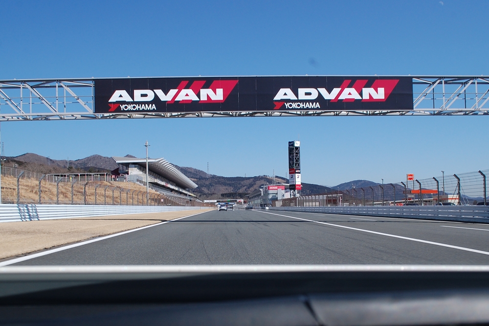 メインストレートを100km/hで駆け抜ける! 高速道路と同等の速度だが、怖さを感じるのなら自分のペースで走行しよう