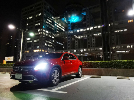 ベンツの後ろにそびえるフジテレビの社屋。予期せぬツーショットが撮れました