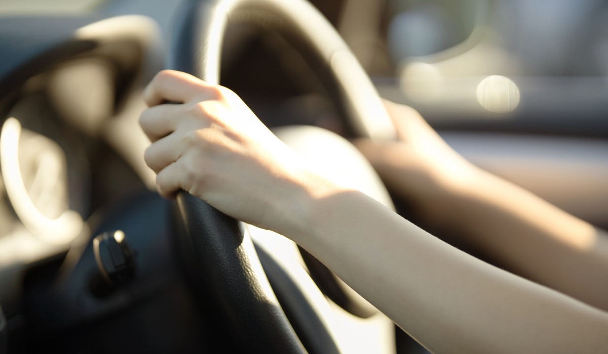 車の運転が怖いと感じながらハンドルを握る人